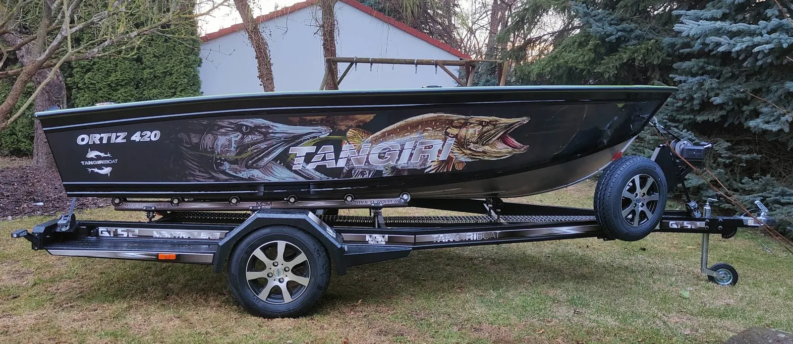 Ortiz 420 z grafiką szczupaka