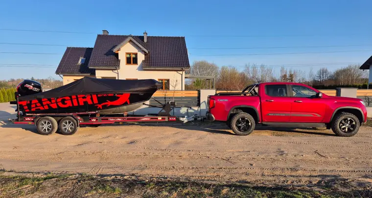 Pickup z czarno-czerwoną łodzią Strin 460 na przyczepie