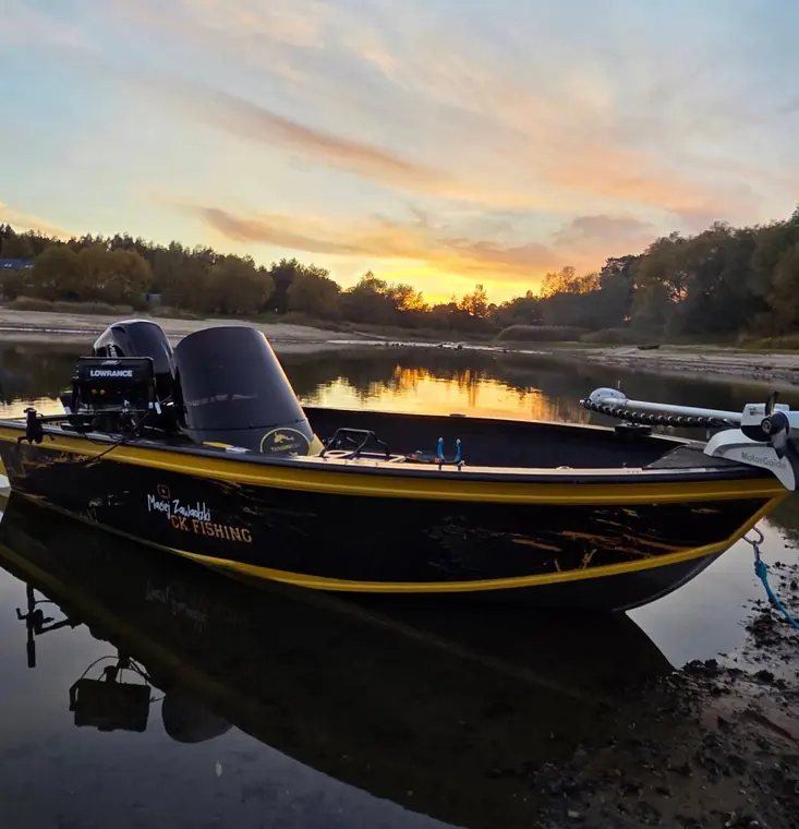 Łódź Ortiz 420 CK Fishing o zachodzie słońca